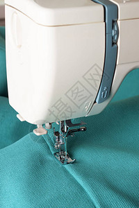 绿松石织物和线缝纫机特写背景图片