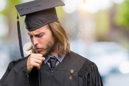 长发的年轻英俊毕业男子在孤立的背景中感到不舒服图片