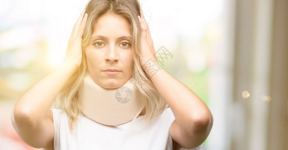 年轻受伤妇女戴颈套盖住耳朵图片