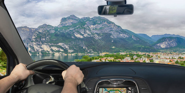 驾驶一辆汽车前往意大利特伦托州北加尔达湖Rivadel图片