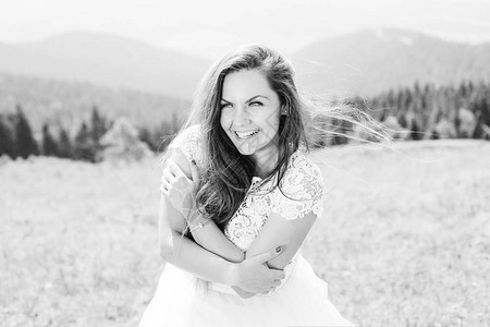 一个美丽的新娘妆在山背景的黑白摄影中微图片