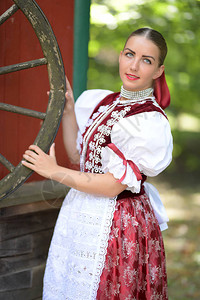 穿着传统服装的年轻漂亮的斯洛伐图片