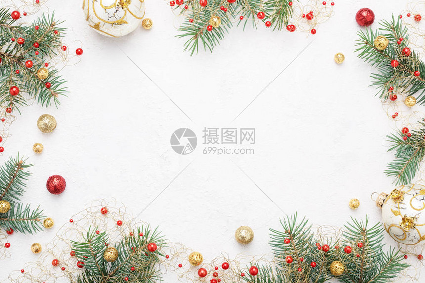 白色背景上的云杉和圣诞装饰品的明亮圣诞框架复制空间图片