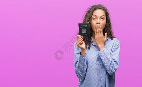 持有意大利护照的年轻西班牙女青年用手顶嘴图片