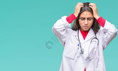 身处孤立背景的年轻阿拉伯女医生头痛绝望图片