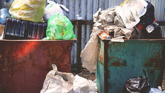 堆满森林垃圾的垃圾箱生态问题图片