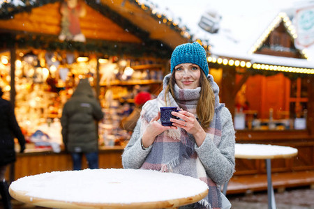 在德国慕尼黑冬季积雪日有灯光穿着冬衣的快乐女孩图片
