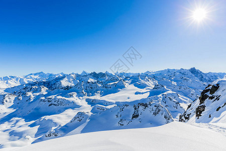 滑雪场在美丽的冬季雪山堡中享有瑞士名山的壮丽景色Matterhorn和DentdHerens前景图片