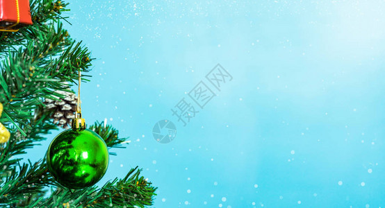 树和圣诞装饰品美丽的装饰着礼物盒在冬天的中可用图片