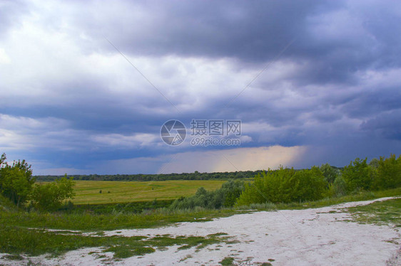 景观与雷云在田野和森林远处的细雨淅沥雨水浇灌的田野可怕的乌云预计会下雨天气不好强图片