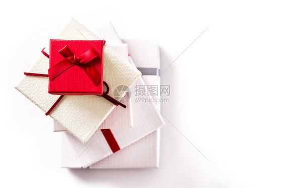 白色和红色礼品盒在白图片
