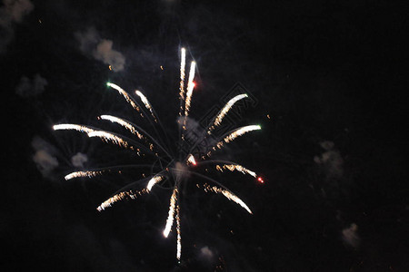 烟花焰火新年和圣诞节期间夜空中亮黄色图片