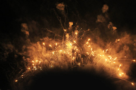 烟花焰火天堂般的背景新年和圣诞节期间夜空中闪烁着黄色闪图片