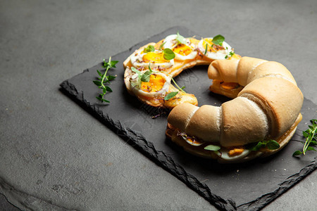 黄油牛角面包三明治配鸡蛋图片