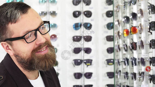 在验光师商店消费主义购买眼镜太阳镜保护健康零售销折扣时图片
