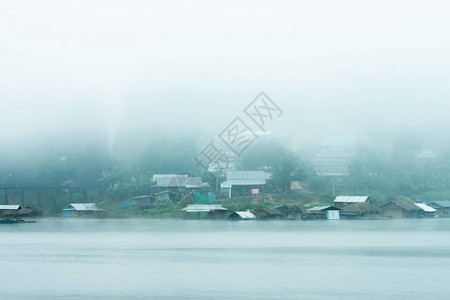 上方豪宅浮艇的软聚焦点与雾笼罩在Songkaria河上图片