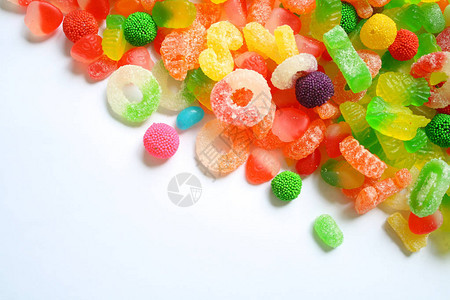 白色背景上的彩色糖果背景图片
