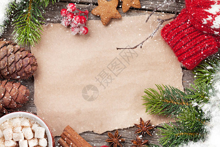 用于圣诞节愿望咖啡和雪树的一块纸您的顶端图片