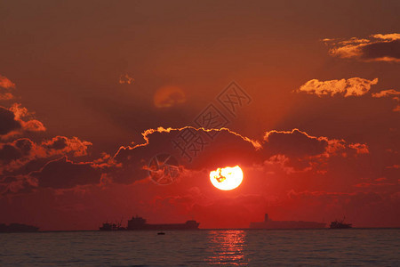 海上景观的日落海上的日出图片