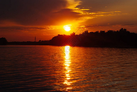 太阳在海浪中反射温暖的夏日夜晚浪漫的风景河流图片