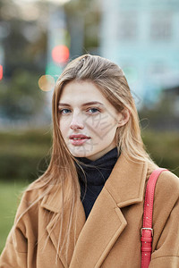 站在莫斯科中心的年轻漂亮女孩俄国女孩的肖像近距图片