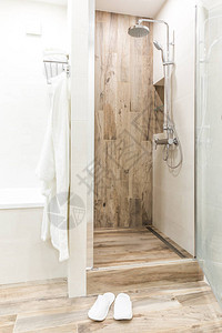 洗澡时用木制瓷砖玻璃门和挂浴图片