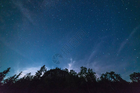 银形的天空和星空夜里在悬图片