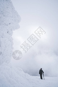 冬季严冬的山地天气恶劣图片