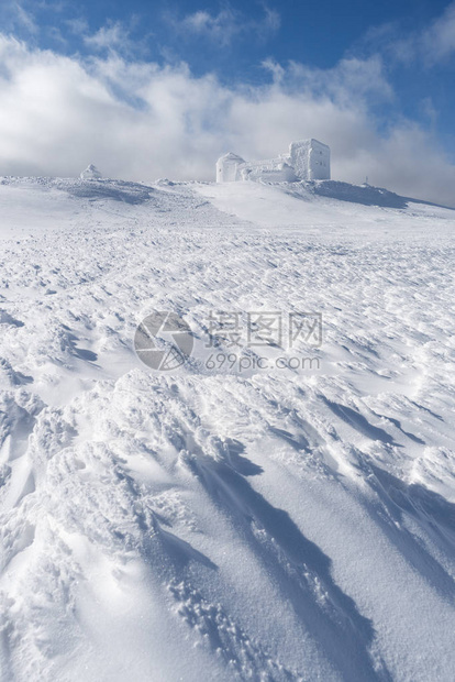 在山峰的白霜中的天文台暴风雪后的霜冻冰雪覆盖阳图片