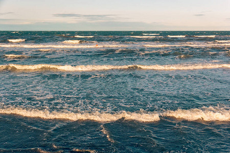海浪到海边的海滩图片