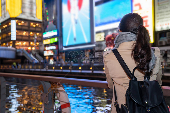 一位女旅行者参观了著名的古力加图片