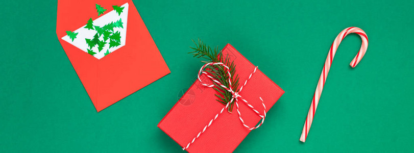 新年或圣诞节顶视图圣诞假期庆祝红色礼物盒复制空间绿色纸背景模板图片