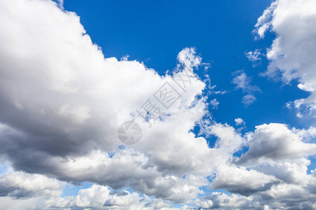 深蓝色天空中的低积聚云层前图片