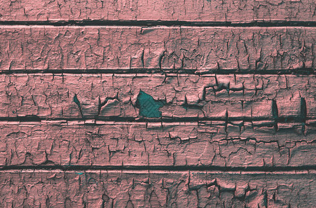 木制纹理表面的粉色剥皮涂料经风化的图片