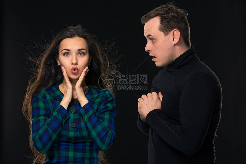 兴奋害怕紧张的女人看着镜头高清图片下载-正版图片505513897-摄图网