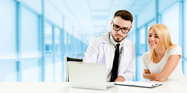 医生在医院与病人交谈快乐的病人正在听医生的解释医疗保健和医生工作人高清图片下载-正版图片505618320-摄图网