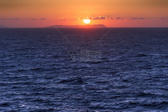 日落时的地平线海与孤岛隔绝希腊群岛之间的海景日图片