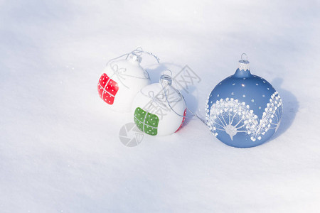 白雪上的圣诞装饰品图片