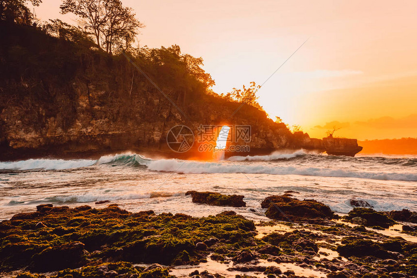 寒冷的日落与波浪在水晶湾图片