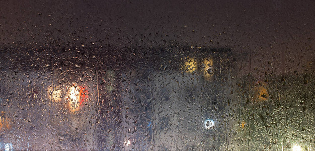 台风过后雨夜和雨水覆盖玻璃的视窗背景