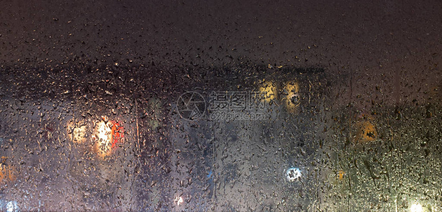 雨夜和雨水覆盖玻璃的视窗图片