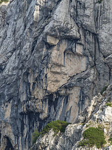 斯洛文尼亚普里桑克山北部墙上由岩石特征创造的面孔Ajdovskade图片