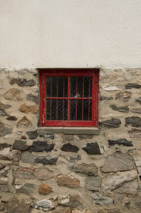 一块石头中的红色广场木窗和一栋大楼或房图片