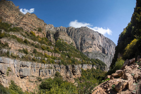 骑行山路在高山的雾蒙的山路多云图片