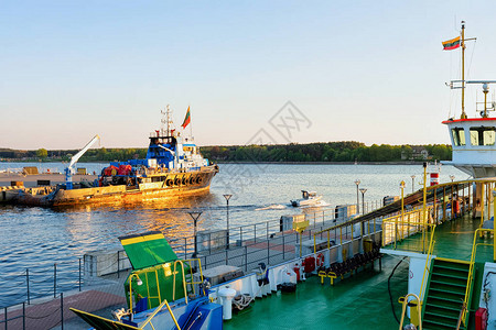 位于波罗的海东欧立陶宛克莱佩达港的干货船图片