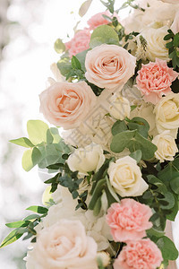 盛装着鲜花和织物的时尚拱门婚礼仪图片