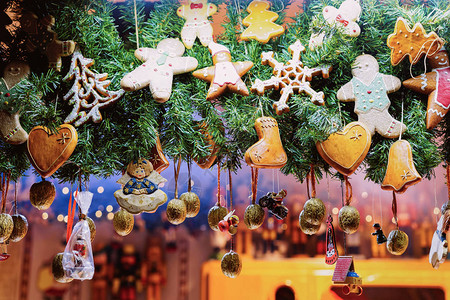 在德国冬季柏林市政厅的圣诞市场姜饼干在集市上图片