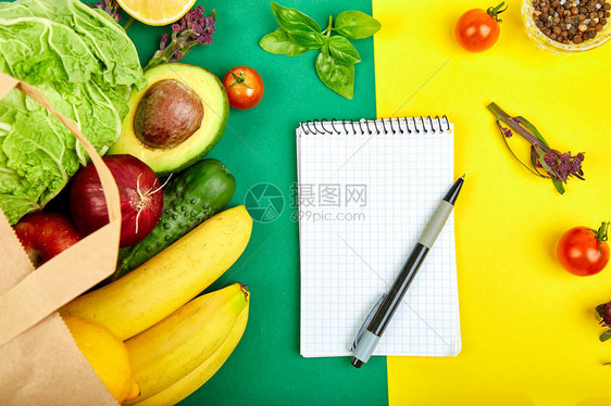 购物清单食谱书饮食计划杂货店的概念装满不同水果和蔬菜的纸袋图片