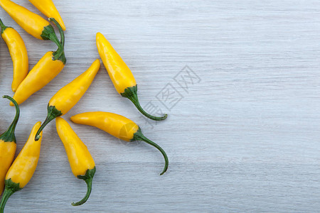 灰色背景顶视图中黄色鲜辣椒的果实图片