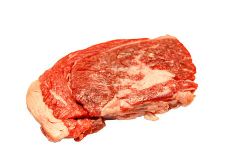 RawBroadd牛肉白背景的面图片